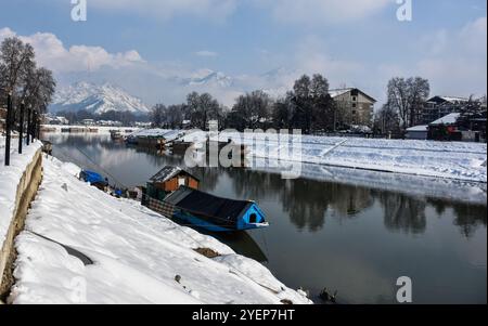 La neve pesante cade a Srinagar, la capitale estiva del Kashmir amministrato dall'India, il 4 gennaio 2019. Nel pomeriggio a Srinagar iniziò una forte nevicata e nel giro di mezz'ora la città fu coperta da una coperta bianca di neve che disturbava la vita normale e rendeva difficile muoversi in diverse parti della città. La forte nevicata ha colpito anche diverse aree pianeggianti e collinari della valle del Kashmir e ha interrotto il traffico aereo e stradale con la cancellazione di diversi voli all'aeroporto di Srinagar e la chiusura dell'autostrada Srinagar-Jammu Foto Stock