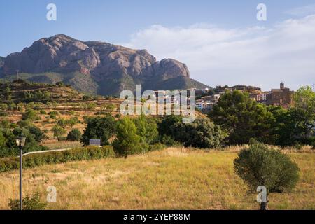 I Mallos di Riglos, una formazione rocciosa in Spagna, situata nel comune di Las Peñas de Riglos, nella comarca Hoya de Huesca, in Aragona, Spagna Foto Stock