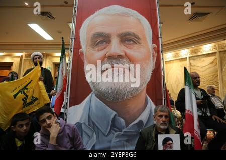 Teheran, Iran. 31 ottobre 2024. Un'enorme bandiera dell'ex maggiore generale iraniano Qasem Soleimani, ucciso in uno sciopero di droni a Baghdad il 3 gennaio 2020, è raffigurata durante una cerimonia in Piazza Palestina a Teheran, in commemorazione del defunto Hashem Safieddine, un importante chierico che doveva succedere al leader assassinato degli Hezbollah Hassan Nasrallah, ucciso da un attacco aereo israeliano a Beirut. (Credit Image: © Rouzbeh Fouladi/ZUMA Press Wire) SOLO PER USO EDITORIALE! Non per USO commerciale! Foto Stock