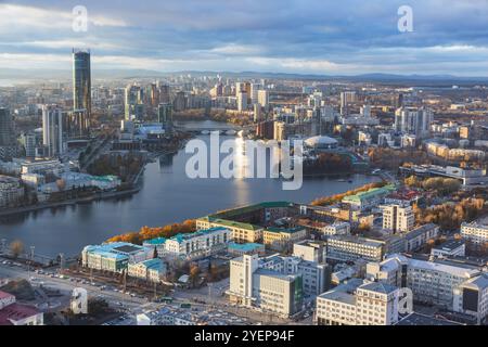 Ekaterinburg, Russia - 25 ottobre 2024: Vista della città di Ekaterinburg e del fiume Iset, foto dall'alto scattata al Vysotsky Skyscraper Foto Stock