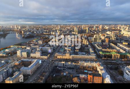 Ekaterinburg, Russia - 25 ottobre 2024: Vista di Ekaterinburg-City, foto dall'alto scattata al Vysotsky Skyscraper Foto Stock