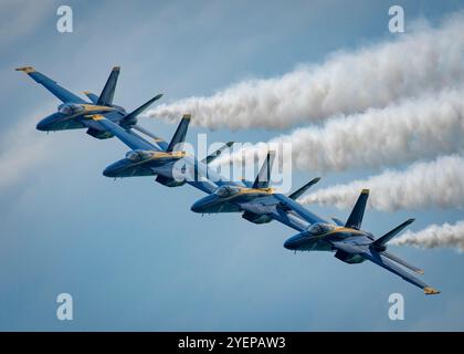 Il Navy Flight Demonstration Squadron, i Blue Angels, si esibiscono a Pensacola Beach, Florida. durante la stagione dello show 2024. I Blue Angels sono la Marina e.. Foto Stock