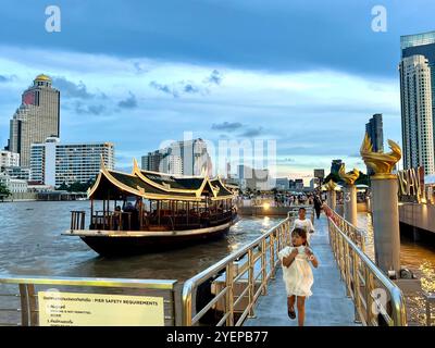 Bangkok, Thailandia. 18 agosto 2024. Una barca d'hotel naviga sul fiume Chao Phraya a Bangkok. Crediti: Carola Frentzen/dpa/Alamy Live News Foto Stock