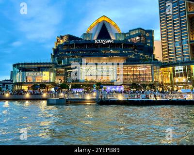 Bangkok, Thailandia. 18 agosto 2024. Il lussuoso centro commerciale Iconsiam sul fiume Chao Phraya a Bangkok. Il centro commerciale è uno dei più famosi della città. Crediti: Carola Frentzen/dpa/Alamy Live News Foto Stock