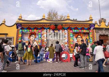 Alla vigilia di Día de los Muertos, la gente si riunisce nella vibrante Ofrenda di Frida Kahlo in Jardín Plaza Hidalgo, Coyoacán, per celebrare la cultura messicana Foto Stock