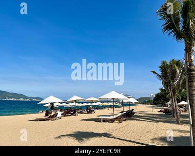 Nha Trang, Vietnam. 23 agosto 2024. La spiaggia della città di Nha Trang. Il resort si trova sulla costa del Vietnam meridionale ed è conosciuto per le sue spiagge, i punti di immersione e le isole al largo della costa. Crediti: Carola Frentzen/dpa/Alamy Live News Foto Stock