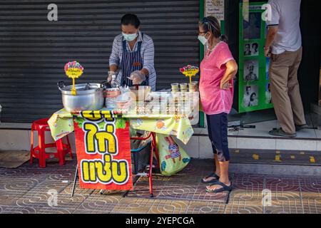 SAMUT PRAKAN, THAILANDIA, 16 GIUGNO 2024, chiosco di cibo di strada che offre insalate, nel tardo pomeriggio Foto Stock