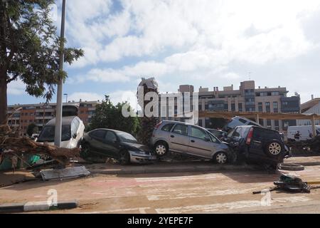 Le conseguenze dell'uragano Dana a Valencia, Spagna - le automobili si sono accumulate mostrando effetti devastanti delle inondazioni a Valencia, Spagna Foto Stock