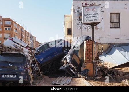 Le conseguenze dell'uragano Dana a Valencia, Spagna - le automobili si sono accumulate mostrando effetti devastanti delle inondazioni a Valencia Foto Stock