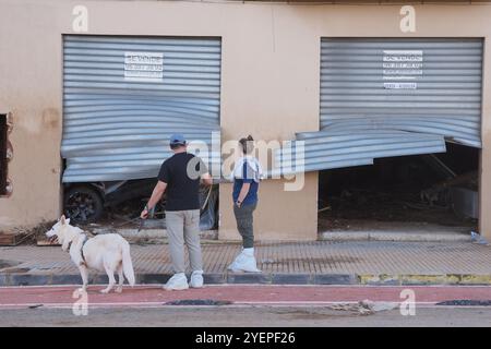 Le conseguenze dell'uragano Dana a Valencia, in Spagna - i residenti hanno assistito a devastanti effetti delle inondazioni a Valencia, con vetrina e auto danneggiate Foto Stock