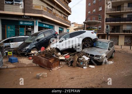 Desolazione e solidarietà sono le due parole che definiscono le inondazioni di Valencia: Immagini strazianti di strade inondate di fango e auto ammassate l'una sull'altra a causa degli effetti del DANA, la tempesta che ha devastato l'area metropolitana di Valencia. Desolación y solidaridad son las dos palabras que definen las inundaciones en Valencia: imágenes dantescas de calles anegadas por el lodo y coches apilados unos sobre otros por efecto de la DANA, la tormenta que devastó el área metropolitana de Valencia. News-Cronaca-Valencia, Spagna venerdì, 1 novembre, 2024 (foto di Eric Foto Stock