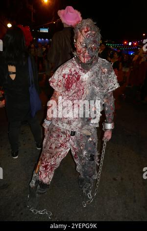 West Holllywood, California, USA 31 ottobre 2024 West Hollywood Halloween Carnaval su Santa Monica Blvd il 31 ottobre 2024 a West Hollywood, California, USA. Foto di Barry King/Alamy Live News Foto Stock