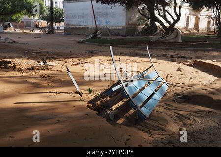 Le conseguenze dell'uragano Dana a Valencia, Spagna - panchina rotta che simboleggia la devastazione dopo l'alluvione a Valencia Foto Stock