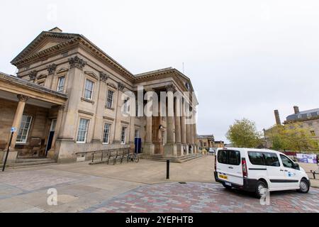 Lavori di ammodernamento e ristrutturazione della stazione ferroviaria di Huddersfield, West Yorkshire, Regno Unito. La stazione ferroviaria di Huddersfield serve la città di Huddersfield nel West Yorkshire, Inghilterra. La stazione è gestita dalla TransPennine Express. Progettata dall'architetto James Pigott Pritchett e costruita dallo studio di Joseph Kaye nel 1846-50 usando lo stile neoclassico, la stazione è ben nota nei cerchi architettonici per la sua facciata in stile classico, con un portico di ordine corinzio, composto da sei colonne in larghezza e due in profondità, che domina Piazza San Giorgio. Foto Stock