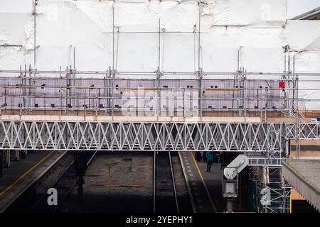 Lavori di ammodernamento e ristrutturazione della stazione ferroviaria di Huddersfield, West Yorkshire, Regno Unito. La stazione ferroviaria di Huddersfield serve la città di Huddersfield nel West Yorkshire, Inghilterra. La stazione è gestita dalla TransPennine Express. Progettata dall'architetto James Pigott Pritchett e costruita dallo studio di Joseph Kaye nel 1846-50 usando lo stile neoclassico, la stazione è ben nota nei cerchi architettonici per la sua facciata in stile classico, con un portico di ordine corinzio, composto da sei colonne in larghezza e due in profondità, che domina Piazza San Giorgio. Foto Stock