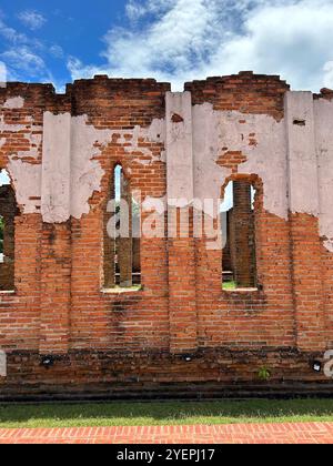 Le storiche rovine del muro di mattoni contro un cielo vibrante Foto Stock