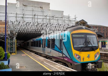 Lavori di ammodernamento e ristrutturazione della stazione ferroviaria di Huddersfield, West Yorkshire, Regno Unito. La stazione ferroviaria di Huddersfield serve la città di Huddersfield nel West Yorkshire, Inghilterra. La stazione è gestita dalla TransPennine Express. Progettata dall'architetto James Pigott Pritchett e costruita dallo studio di Joseph Kaye nel 1846-50 usando lo stile neoclassico, la stazione è ben nota nei cerchi architettonici per la sua facciata in stile classico, con un portico di ordine corinzio, composto da sei colonne in larghezza e due in profondità, che domina Piazza San Giorgio. Foto Stock