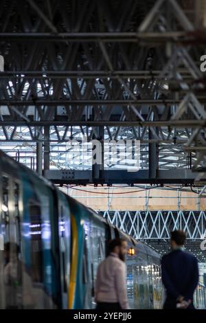 Lavori di ammodernamento e ristrutturazione della stazione ferroviaria di Huddersfield, West Yorkshire, Regno Unito. La stazione ferroviaria di Huddersfield serve la città di Huddersfield nel West Yorkshire, Inghilterra. La stazione è gestita dalla TransPennine Express. Progettata dall'architetto James Pigott Pritchett e costruita dallo studio di Joseph Kaye nel 1846-50 usando lo stile neoclassico, la stazione è ben nota nei cerchi architettonici per la sua facciata in stile classico, con un portico di ordine corinzio, composto da sei colonne in larghezza e due in profondità, che domina Piazza San Giorgio. Foto Stock