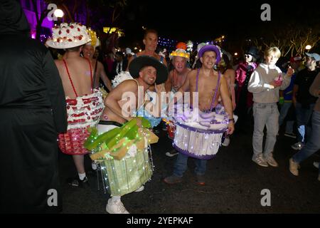 West Holllywood, California, USA 31 ottobre 2024 West Hollywood Halloween Carnaval su Santa Monica Blvd il 31 ottobre 2024 a West Hollywood, California, USA. Foto di Barry King/Alamy Live News Foto Stock