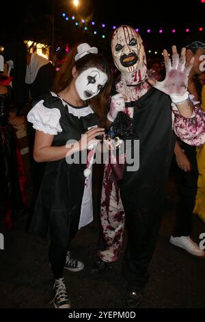 West Holllywood, California, USA 31 ottobre 2024 West Hollywood Halloween Carnaval su Santa Monica Blvd il 31 ottobre 2024 a West Hollywood, California, USA. Foto di Barry King/Alamy Live News Foto Stock