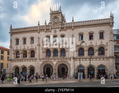 Lisbona, Portogallo - 24 ottobre 2024: La stazione ferroviaria di Rossio, situata in piazza Rossio, nel centro della città. Foto Stock