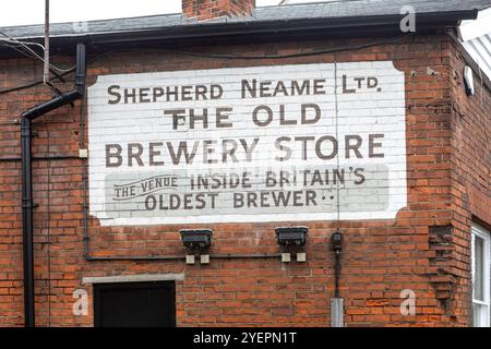 L'insegna Shepherd Neame Old Brewery Store si trova in Conduit Street a Faversham, Kent. Foto Stock