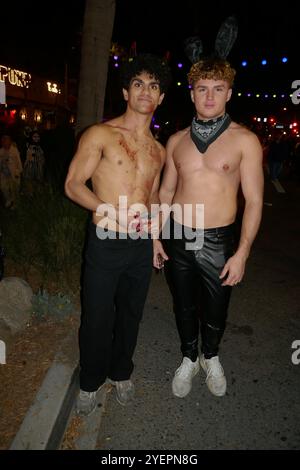 West Holllywood, California, USA 31 ottobre 2024 West Hollywood Halloween Carnaval su Santa Monica Blvd il 31 ottobre 2024 a West Hollywood, California, USA. Foto di Barry King/Alamy Live News Foto Stock