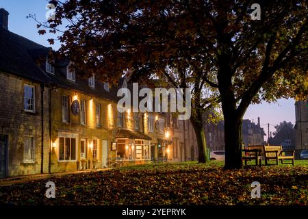 L'Old Stocks Inn all'alba. Riponi sul Wold, Gloucestershire, Cotswolds, Inghilterra Foto Stock