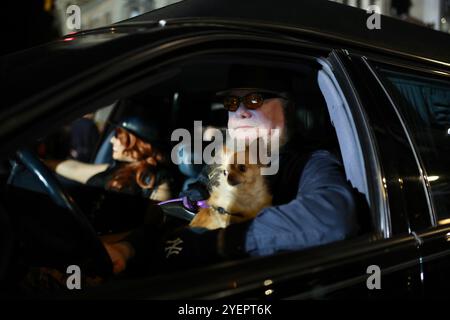 Un partecipante alla parata di Halloween di New York sta guidando un focolare. La 51a sfilata annuale del Village Halloween Parade si svolse nel West Village di New York, marciando lungo la Sixth Avenue a Manhattan, New York. Il tema di quest'anno, "Meow", ha invitato i partecipanti ad abbracciare tutto ciò che è felino, presentando una vasta gamma di costumi ispirati ai gatti. Musica dal vivo e spettacoli si aggiungono all'atmosfera festosa. Quest’anno, la parata ha assunto un tono politico pochi giorni prima delle elezioni presidenziali, con costumi che caricano il candidato repubblicano Donald Trump. (Foto di Apolline Guillerot-Malick/SOPA Images/Sipa USA) Foto Stock