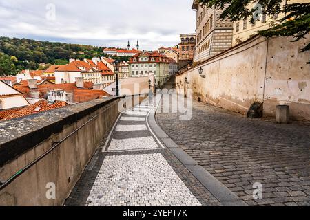 Via KE Hradu, parte della storica strada reale, collega via Nerudova a piazza Hradčanský, quartiere Mala strana, Praga, Repubblica Ceca Foto Stock