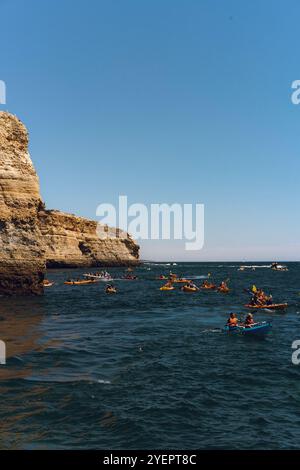 Turisti in kayak nel mare, a sud del Portogallo Foto Stock