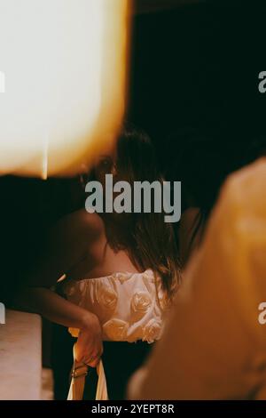 Giovane donna di notte, luci di città sullo sfondo Foto Stock