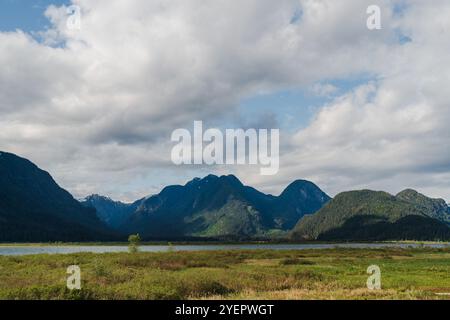 Nuvole spettacolari sulla catena montuosa, il Golden Ears Provincial Park Foto Stock