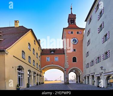 Ingresso del ponte di pietra a Ratisbona, Germania Foto Stock