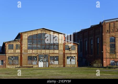 Edificio industriale abbandonato con grandi finestre e facciata in mattoni sotto un cielo blu, Ilseder Huette, Ilsede, quartiere Peine, bassa Sassonia, Germania, UE Foto Stock