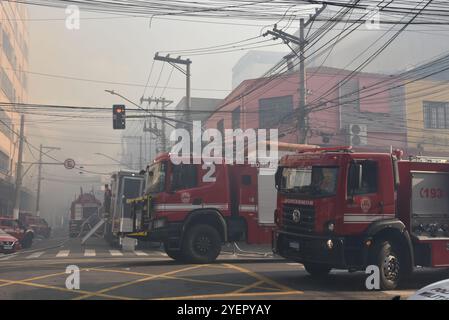 San Paolo, Brasile.30 ottobre 2024. Nel quartiere degli affari di Bras a San Paolo, in Brasile, è scoppiato un incendio in un centro commerciale dove si sono riuniti uomini d'affari cinesi e più di 500 negozi sono stati danneggiati il 30 ottobre 2024 ora locale. L'area locale ha investito 29 veicoli e più di 70 vigili del fuoco per spegnere l'incendio, ma fortunatamente nessuno è morto. Crediti: LIN Chunyin/China News Service/Alamy Live News Foto Stock