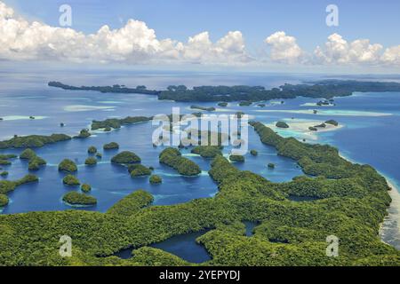 Vista aerea di 70 Settanta Isole Rock nell'isola paradiso dello stato di Palau nel Pacifico occidentale, Repubblica di Palau, Micronesia, Austr Foto Stock