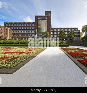 Aiuole nel Grillopark con municipio di Oberhausen, zona della Ruhr, Renania settentrionale-Vestfalia, Germania, Europa Foto Stock