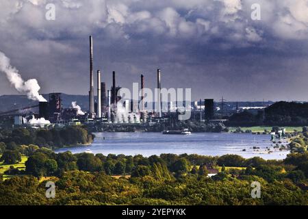 Vista dalla punta di Rheinpreussen a Duisburg con navi sul Reno e lo stabilimento Thyssen Krupp a Bruckhausen, regione della Ruhr, Germania, Europa Foto Stock