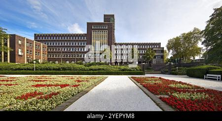 Aiuole nel Grillopark con municipio di Oberhausen, zona della Ruhr, Renania settentrionale-Vestfalia, Germania, Europa Foto Stock