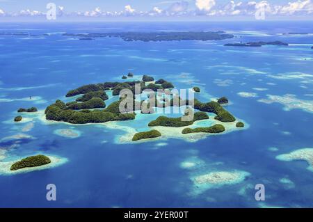 Vista aerea di 70 Settanta Isole Rock nell'isola paradiso dello stato di Palau nel Pacifico occidentale, Repubblica di Palau, Micronesia, Austr Foto Stock