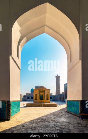 Ammira la storica moschea di Kalyan, il luogo principale nella sacra Bukhara. La moschea di Kalyan, che compone poi-Kalyan Ensemble, è la moschea centrale del santo B. Foto Stock