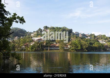 Vista sul lago Kandy, Kandy, Central Province, Sri Lanka, Asia Foto Stock