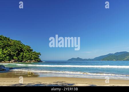 Montagne, foresta e mare sulla spiaggia di Castelhanos sull'isola di Ilhabela a San Paolo, Ilhabela, San Paolo, Brasile, Sud America Foto Stock