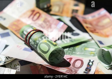 Primo piano del rotolo di denaro in euro. Banconota in euro Imposta contante, valuta UE. Laminato con banconote in gomma euro. Bilancio economico delle imprese di ricchezza e prosperità finanziaria Foto Stock