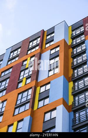 Edificio moderno con finestre. Nuovo edificio di appartamenti multicolore a più piani. Elegante blocco di appartamenti. Parti delle facciate della casa moderna Foto Stock