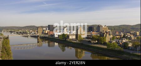 Il fiume Kanawha trasporta traffico di spedizione esportati da Charleston West Virginia Foto Stock