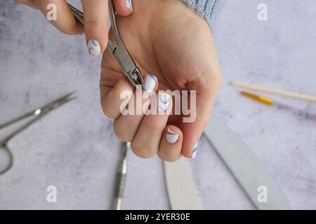 Professionale elegante blu alla moda hardware Manicure. Procedura per la preparazione di chiodi. Estrattore per cuticole. Forbici per unghie vista dall'alto piatto l Foto Stock