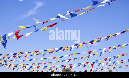 Bandiere arcobaleno multicolore sul cielo blu per festeggiare. Bandiere colori cielo blu. Festa delle bandiere a colori Foto Stock