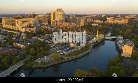 Soluzione satura di mattina presto luce colpisce gli edifici e architettura del centro cittadino di Wilmington Delaware Foto Stock